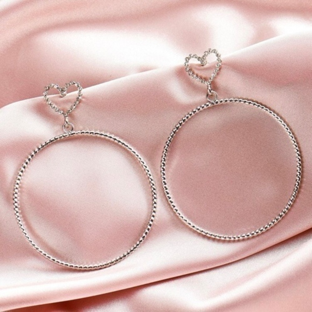 3/$30 🤍 Heart Hoop Earrings